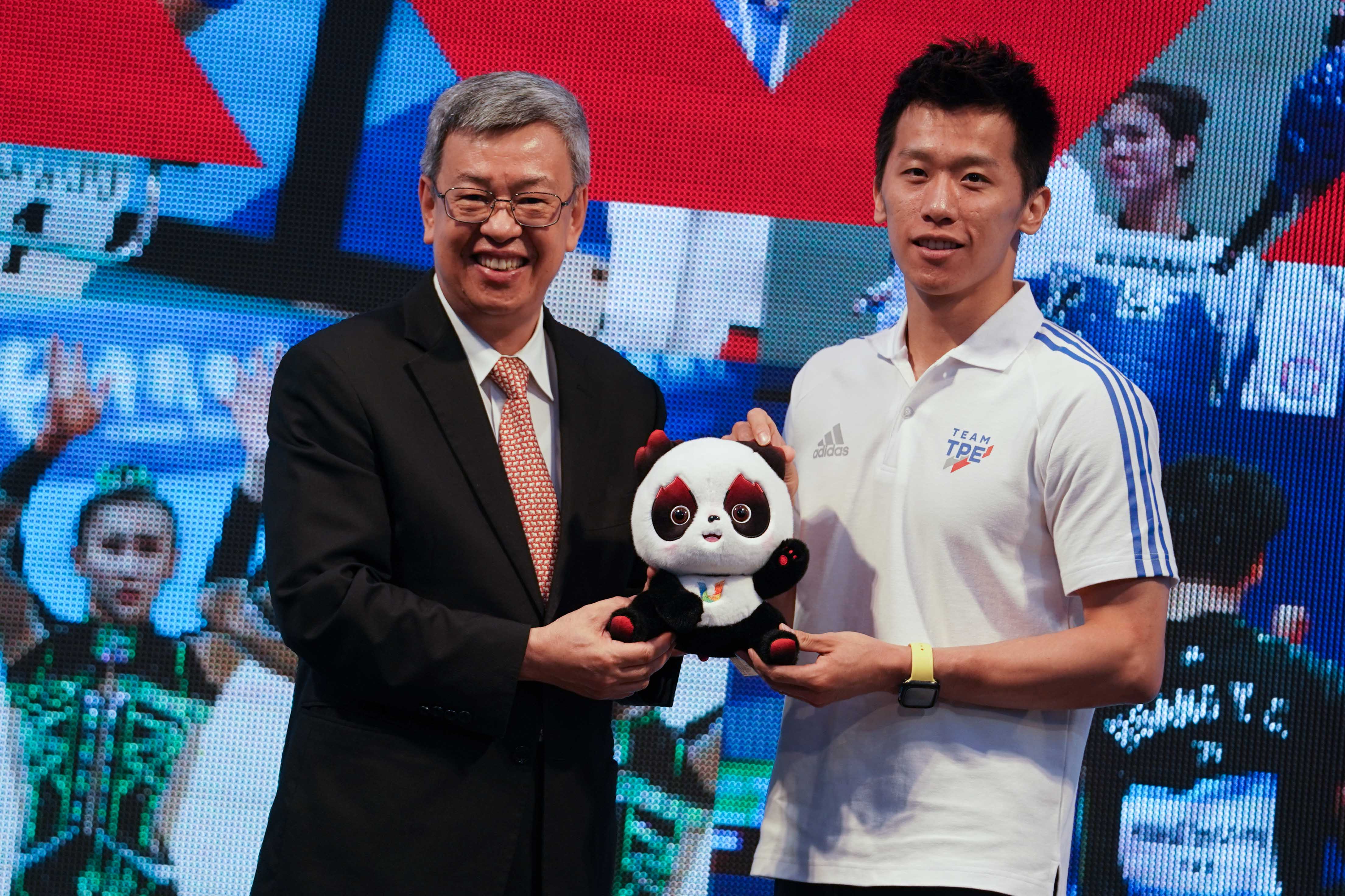 (圖)At the gratitude lunch after Chinese Taipei’s delegation returned from the Chengdu Universiade, Lee Chih-kai (right) presented the games mascot to Premier Chen Chien-jen.